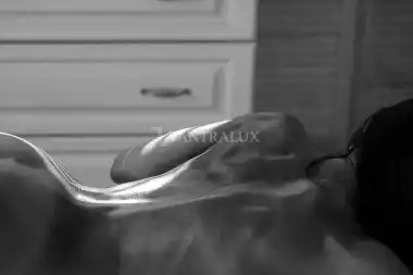 Storia Carezze & TANTRA al BUIO 16022