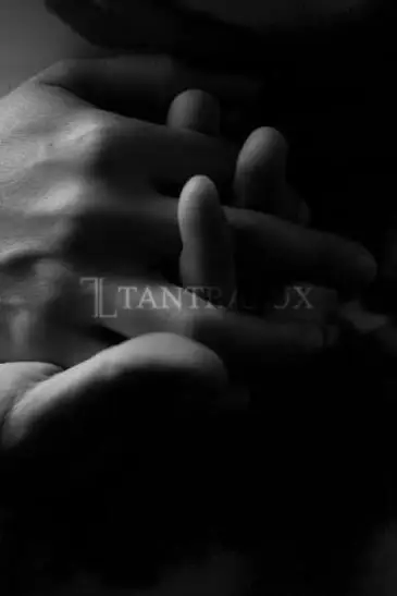 Storia Carezze & TANTRA al BUIO 16111