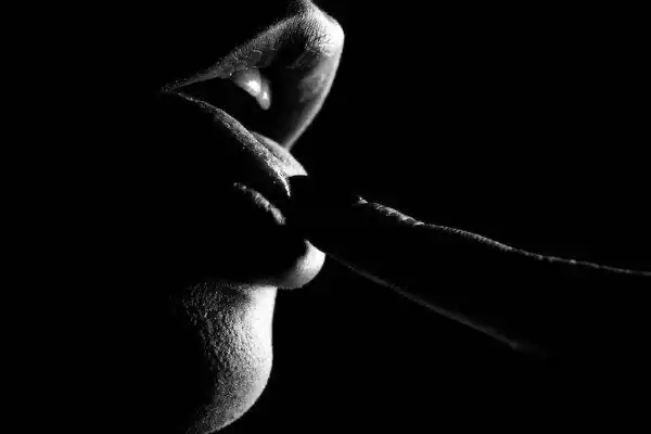 Storia Carezze & TANTRA al BUIO 16247