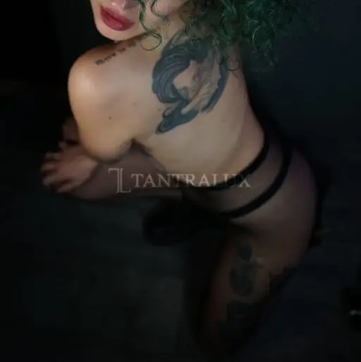 3715104985 Erika fotoreali 104178