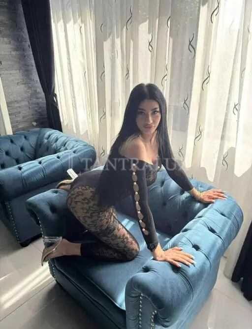 3928562648 Adella 111022