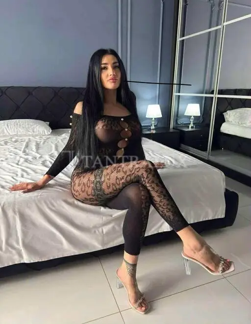 3928562648 Adella 111023