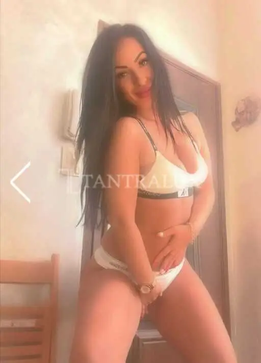 Laura - 3801970949